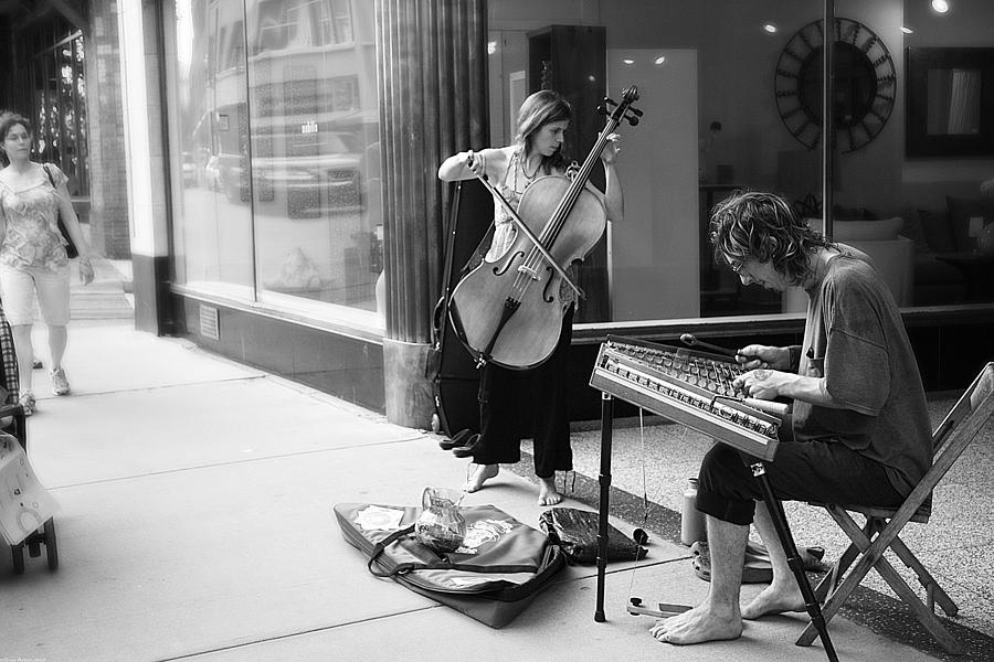 1-street-musicians-gray-artus.jpg